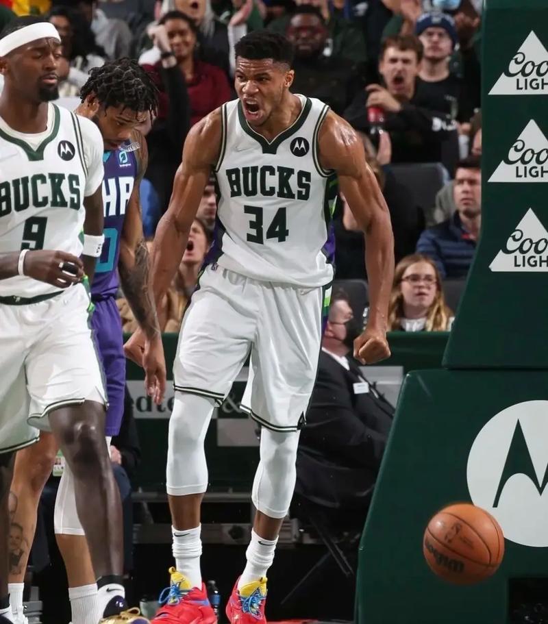 文胖：在雄鹿裁掉利拉德后，字母哥对雄鹿感到非常失望（文胖称：利拉德被雄鹿裁掉后，字母哥对球队极度失望）