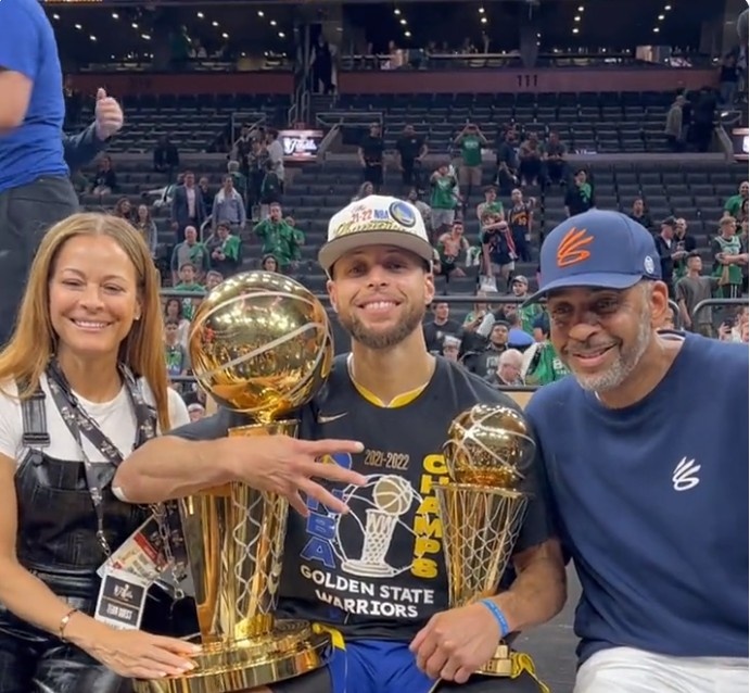 利物浦萨拉赫回归！亨德森和范迪克劝和不劝离，闻说鸡鸣见日升！（萨拉赫重返利物浦！亨德森与范迪克携手劝和，鸡鸣报晓日出新局）