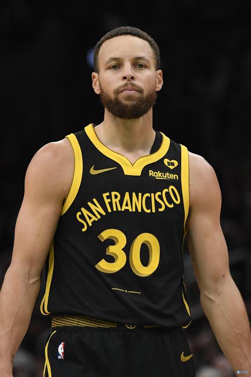 霍伊伦：我喜欢压迫和背对球门；进球美妙但功劳要和球队分享（霍伊伦：热爱高压逼抢与背身拿球；进球再美，荣耀也要与全队同享）