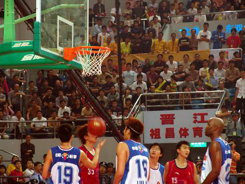 申花官方庆生海报出现低级翻译错误，将32nd写成32th（申花生日海报翻译乌龙：将32nd误标为32th）