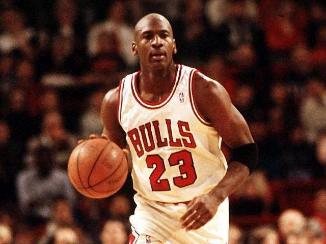 球迷现场尖叫不断（球迷现场尖叫声此起彼伏）